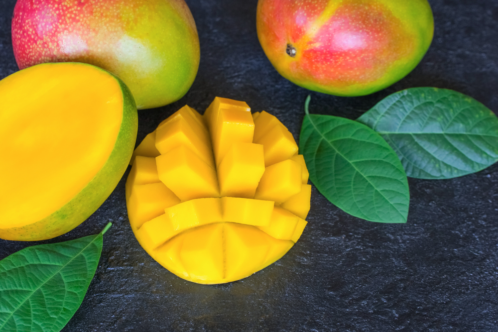 Mango nakrájené na kostky a celé mango